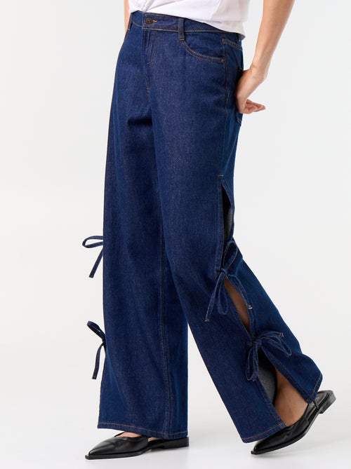 Jeans wide leg a gamba larga con nodi fantasia al fondo - Kiabi Jeans wide leg a gamba larga con nodi fantasia al fondo - Kiabi