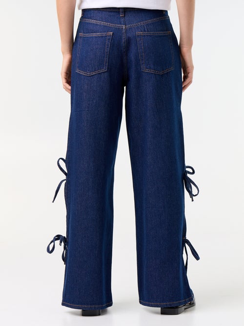 Jeans wide leg a gamba larga con nodi fantasia al fondo - Kiabi Jeans wide leg a gamba larga con nodi fantasia al fondo - Kiabi