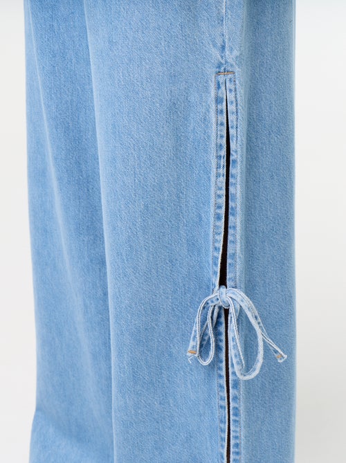 Jeans wide leg a gamba larga con nodi fantasia al fondo - Kiabi Jeans wide leg a gamba larga con nodi fantasia al fondo - Kiabi