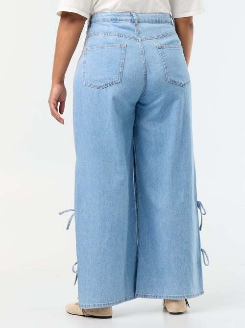 Jeans wide leg con nodi fantasia sui lati - Kiabi Jeans wide leg con nodi fantasia sui lati - Kiabi