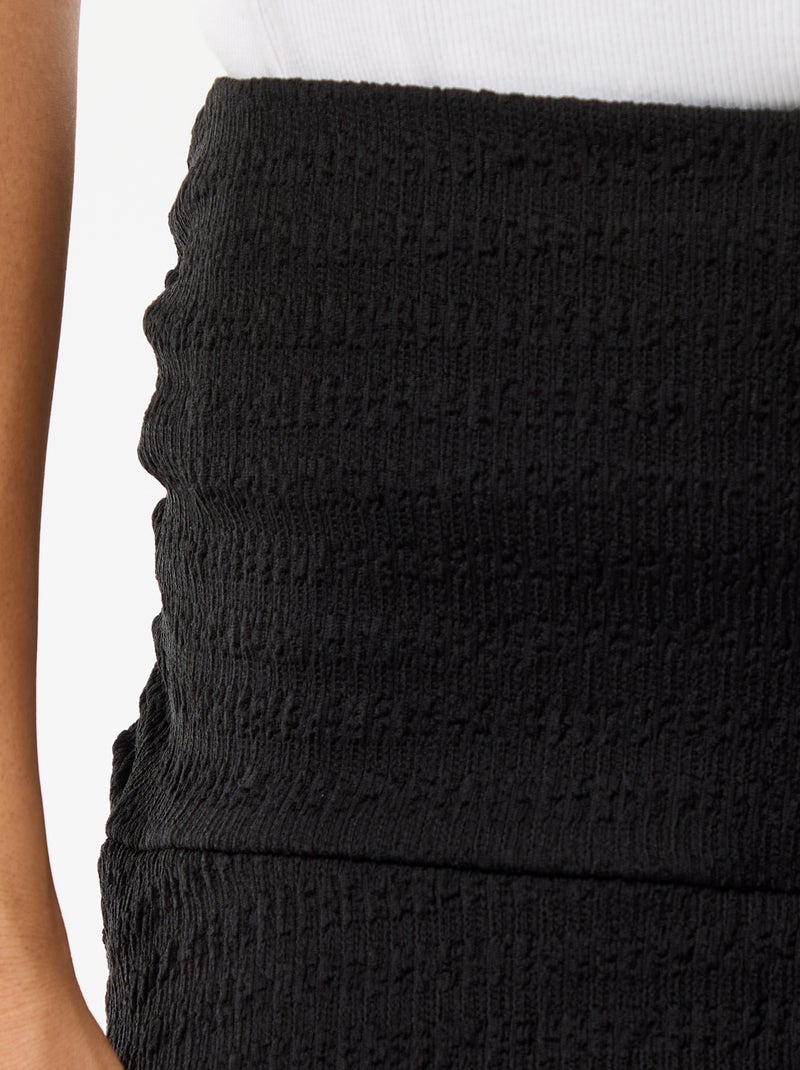 Jupe courte volantée en maille crinckle Noir - Kiabi