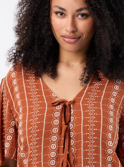 Kurzarm-Bluse mit Schleifen und Stickereien - Kiabi Kurzarm-Bluse mit Schleifen und Stickereien - Kiabi