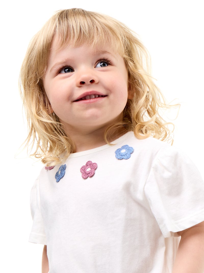 Kurzarm-T-Shirt mit Stickereien und Rüschensaum Blanc - Kiabi