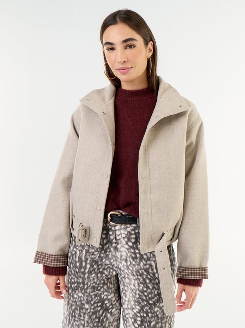 Kurze Jacke in Woll-Optik mit integriertem Gürtel - Kiabi