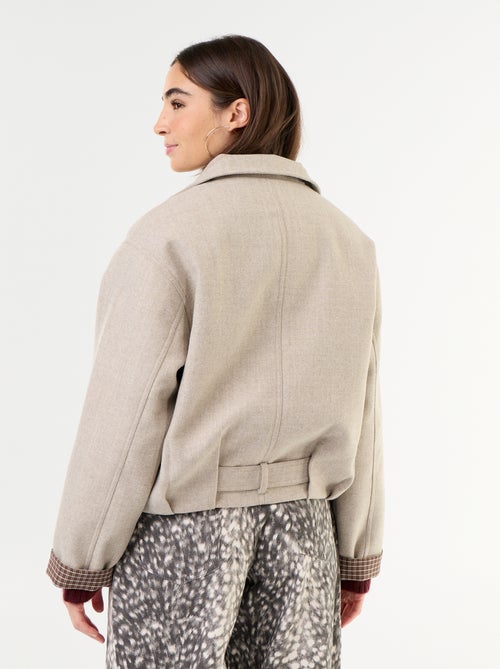Kurze Jacke in Woll-Optik mit integriertem Gürtel - Kiabi