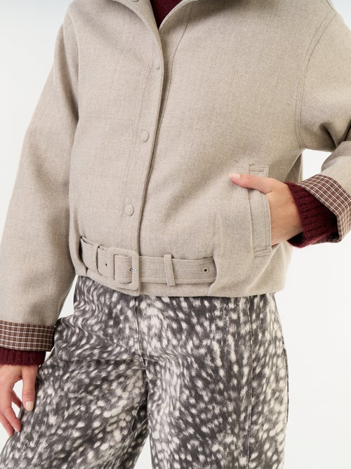 Kurze Jacke in Woll-Optik mit integriertem Gürtel - Kiabi