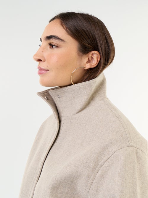 Kurze Jacke in Woll-Optik mit integriertem Gürtel - Kiabi