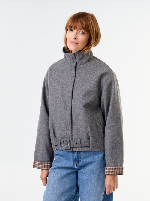 Kurze Jacke in Woll-Optik mit integriertem Gürtel - Kiabi