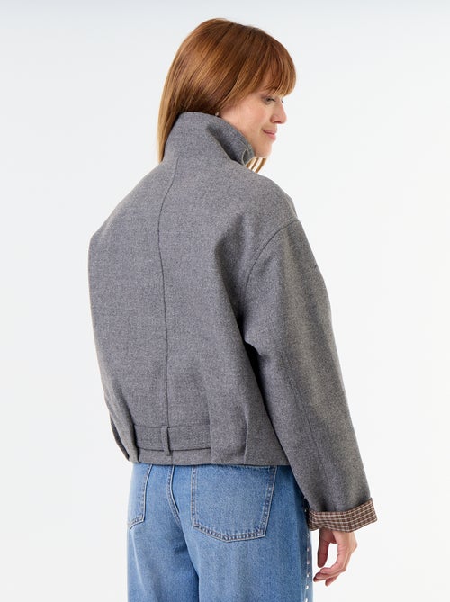 Kurze Jacke in Woll-Optik mit integriertem Gürtel - Kiabi