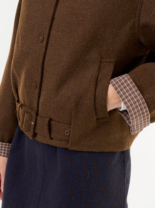 Kurze Jacke in Woll-Optik mit integriertem Gürtel - Kiabi