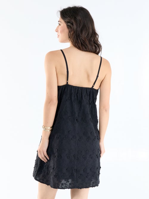 Kurzes Kleid mit Spaghettiträgern und Allover-Stickereien - Kiabi Kurzes Kleid mit Spaghettiträgern und Allover-Stickereien - Kiabi