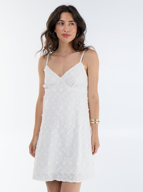 Kurzes Kleid mit Spaghettiträgern und Allover-Stickereien - Kiabi Kurzes Kleid mit Spaghettiträgern und Allover-Stickereien - Kiabi