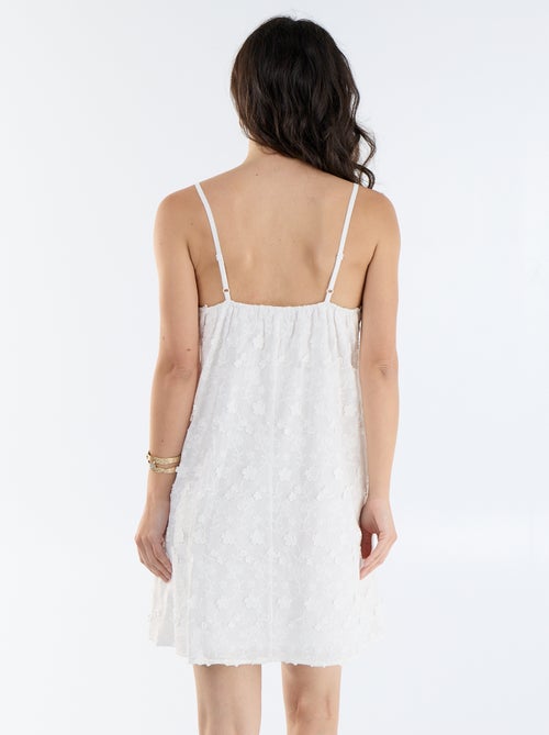 Kurzes Kleid mit Spaghettiträgern und Allover-Stickereien - Kiabi Kurzes Kleid mit Spaghettiträgern und Allover-Stickereien - Kiabi