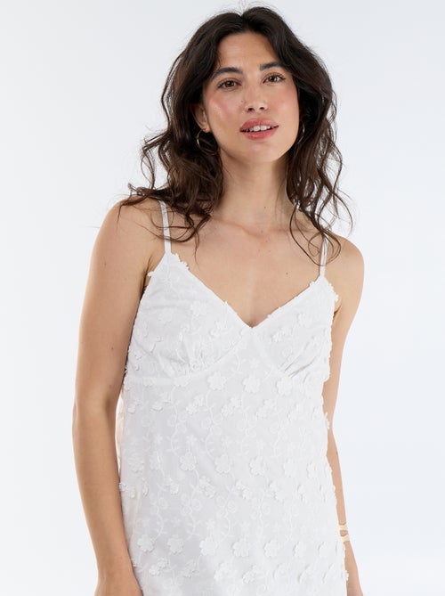 Kurzes Kleid mit Spaghettiträgern und Allover-Stickereien - Kiabi Kurzes Kleid mit Spaghettiträgern und Allover-Stickereien - Kiabi