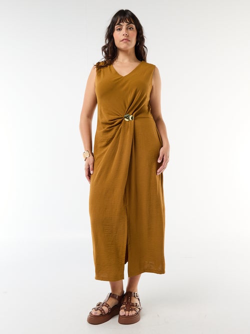 Langes drapiertes Kleid mit Schmuckdetail - Kiabi
