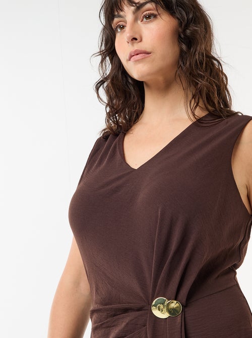 Langes drapiertes Kleid mit Schmuckdetail - Kiabi