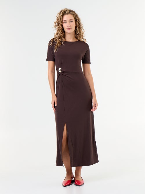 Langes Kleid mit Plisseefalten und gehämmerter Goldbrosche. - Kiabi Langes Kleid mit Plisseefalten und gehämmerter Goldbrosche. - Kiabi
