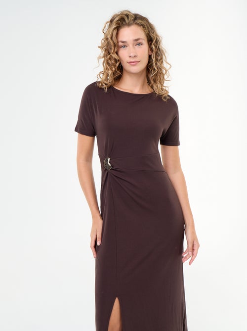 Langes Kleid mit Plisseefalten und gehämmerter Goldbrosche. - Kiabi Langes Kleid mit Plisseefalten und gehämmerter Goldbrosche. - Kiabi