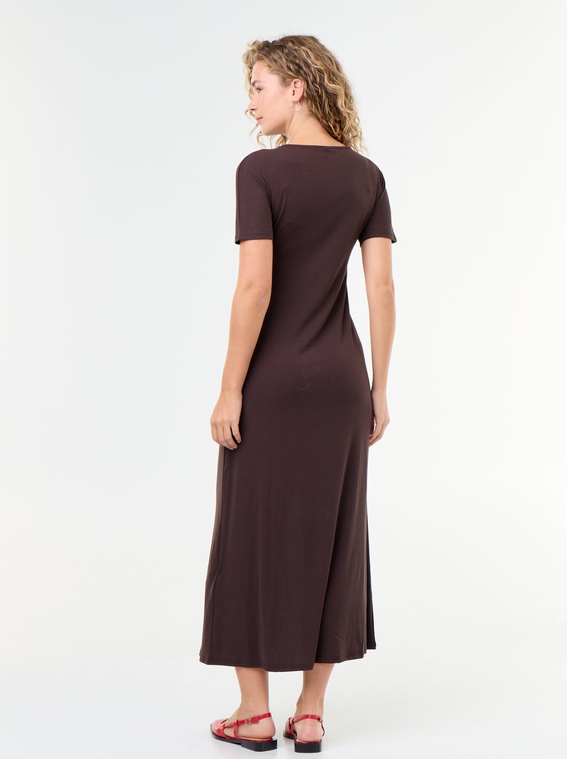 Langes Kleid mit Plisseefalten und gehämmerter Goldbrosche. Braun - Kiabi