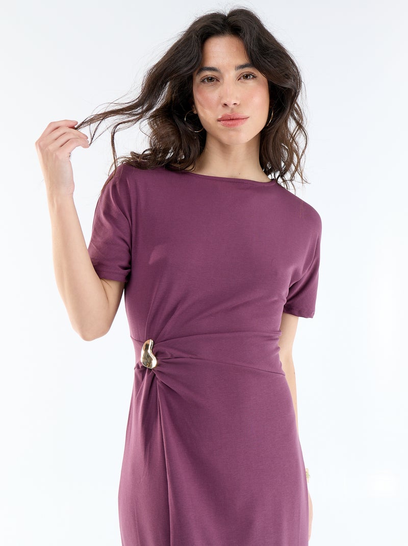 Langes Kleid mit Plisseefalten und gehämmerter Goldbrosche. Lila - Kiabi