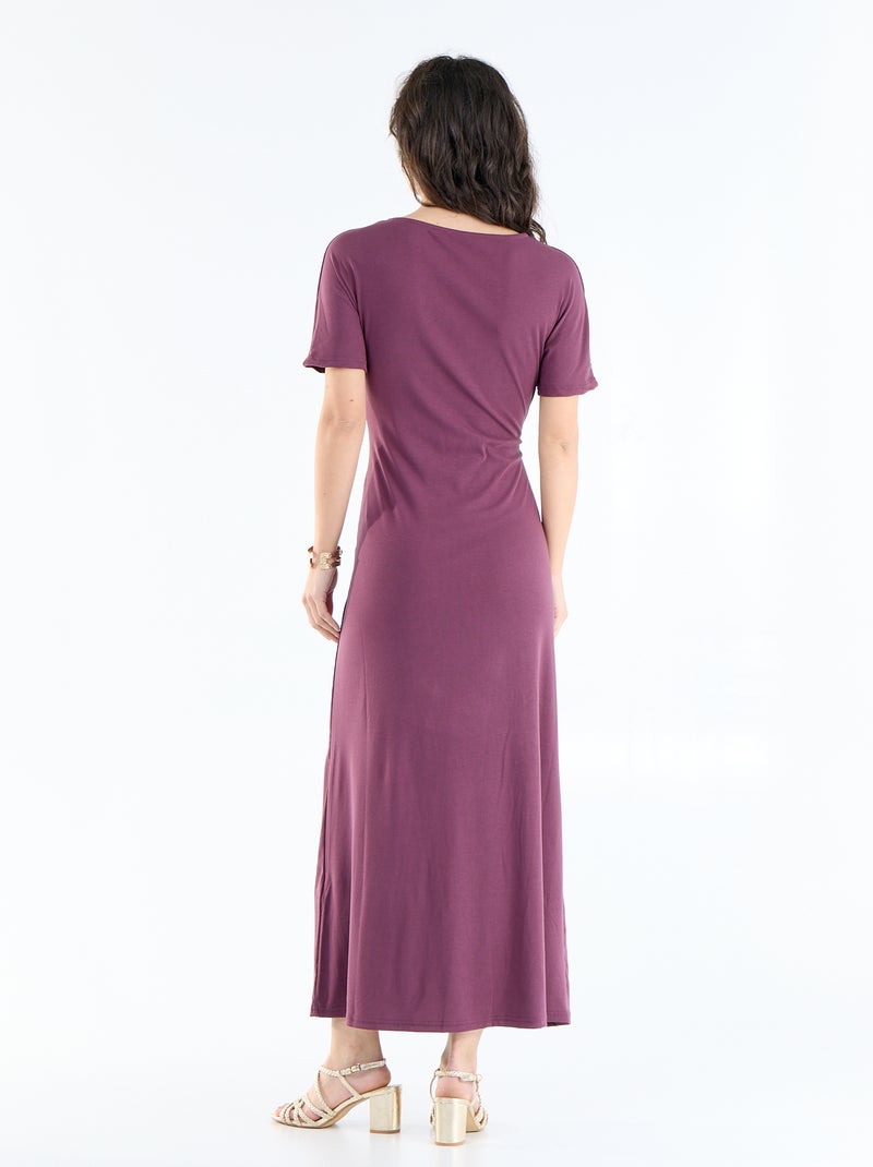 Langes Kleid mit Plisseefalten und gehämmerter Goldbrosche. Lila - Kiabi