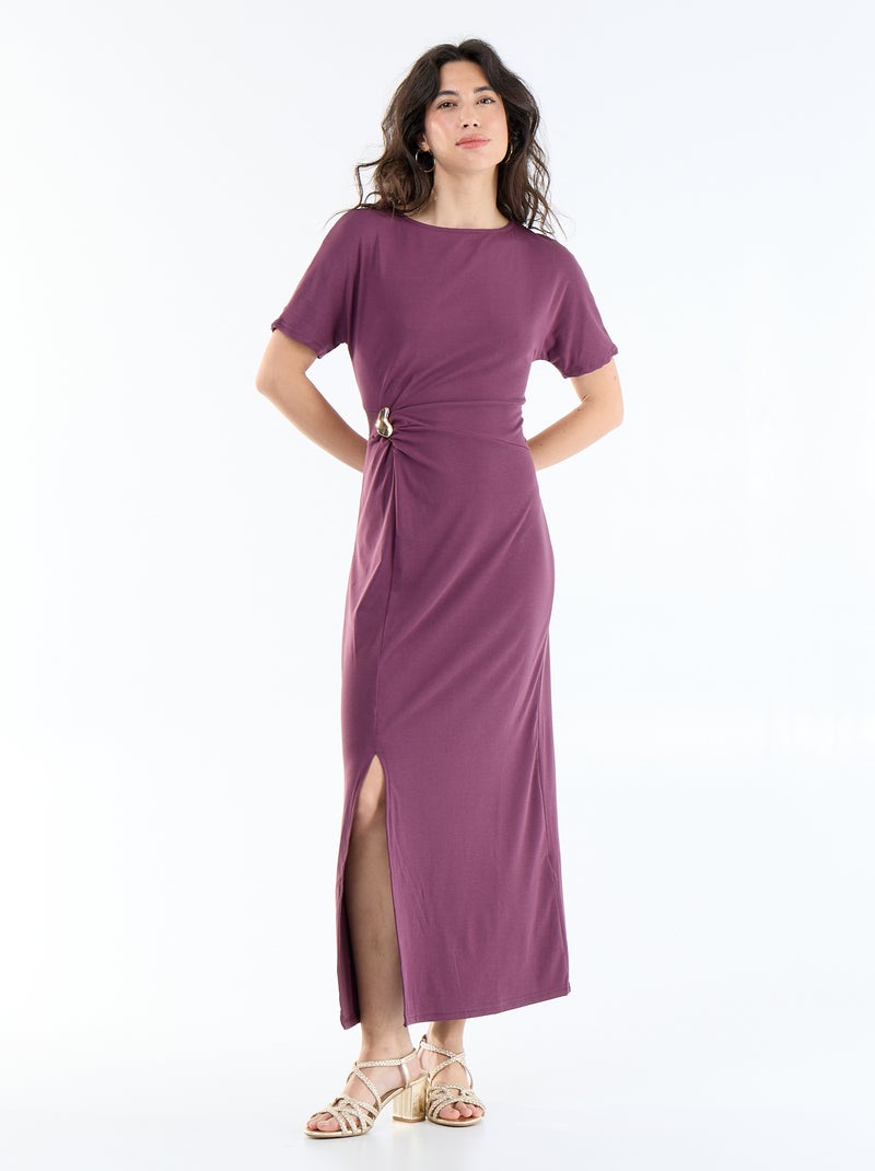 Langes Kleid mit Plisseefalten und gehämmerter Goldbrosche. Lila - Kiabi