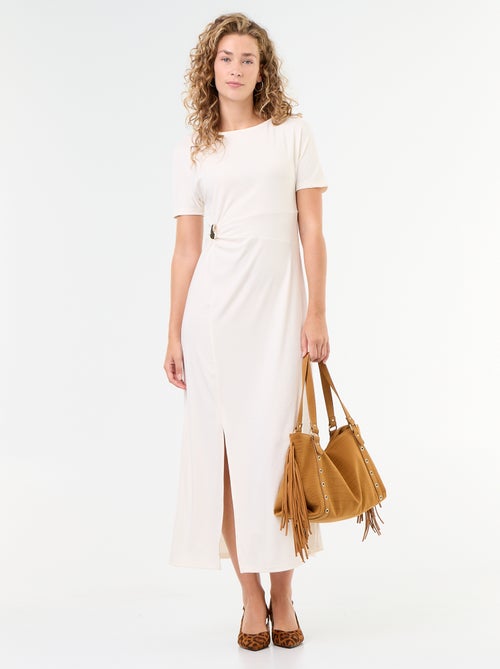 Langes Kleid mit Plisseefalten und gehämmerter Goldbrosche. - Kiabi Langes Kleid mit Plisseefalten und gehämmerter Goldbrosche. - Kiabi
