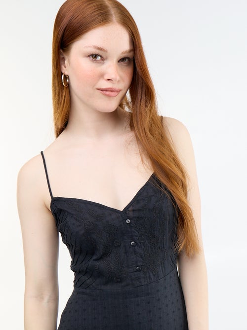 Langes Kleid mit schmalen Trägern und Stickereien - Kiabi Langes Kleid mit schmalen Trägern und Stickereien - Kiabi