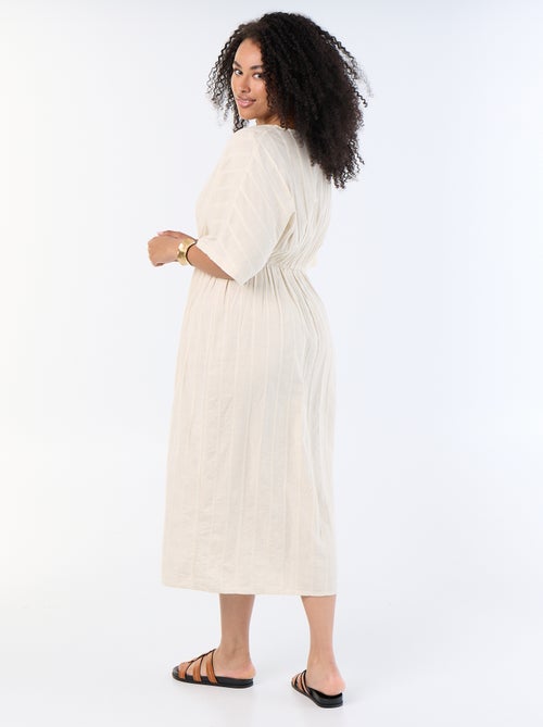 Langes Kleid mit V-Ausschnitt in Wickeloptik und Schmuckdetail - Kiabi Langes Kleid mit V-Ausschnitt in Wickeloptik und Schmuckdetail - Kiabi