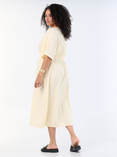 Langes Kleid mit V-Ausschnitt in Wickeloptik und Schmuckdetail - Kiabi Langes Kleid mit V-Ausschnitt in Wickeloptik und Schmuckdetail - Kiabi