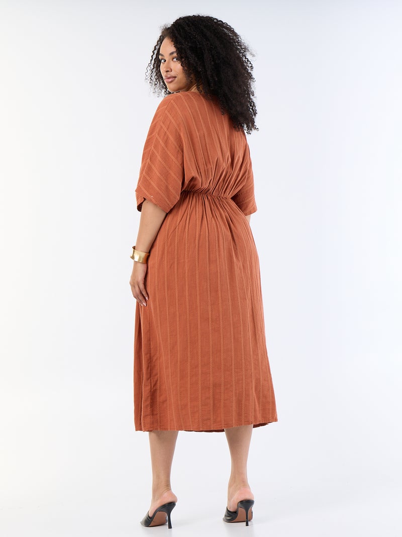Langes Kleid mit V-Ausschnitt in Wickeloptik und Schmuckdetail Orange - Kiabi