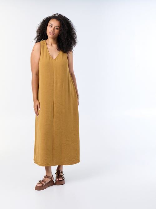 Langes Kleid mit Waffelstruktur und goldenem Schmuckdetail - Kiabi