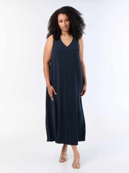 Langes Kleid mit Waffelstruktur und goldenem Schmuckdetail - Kiabi