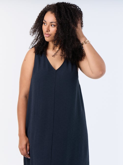 Langes Kleid mit Waffelstruktur und goldenem Schmuckdetail - Kiabi