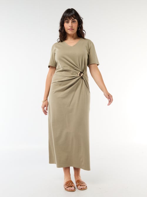 Langes Plisseekleid mit goldener Brosche - Kiabi