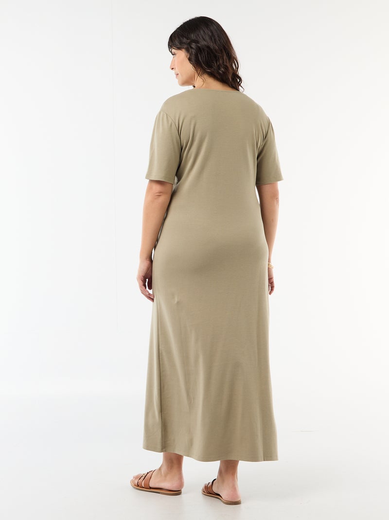 Langes Plisseekleid mit goldener Brosche Grün - Kiabi
