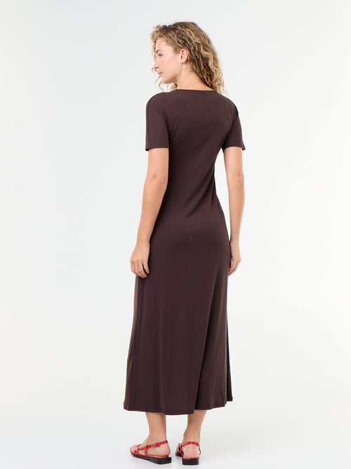 Long pleated dress with hammered gold brooch - Kiabi