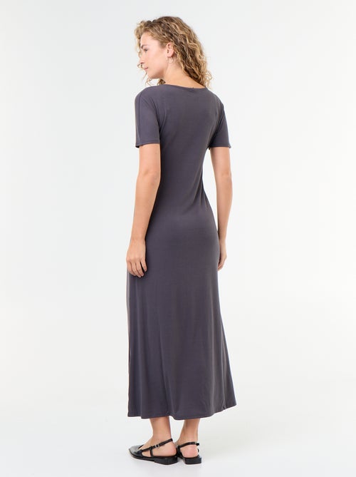 Long pleated dress with hammered gold brooch - Kiabi