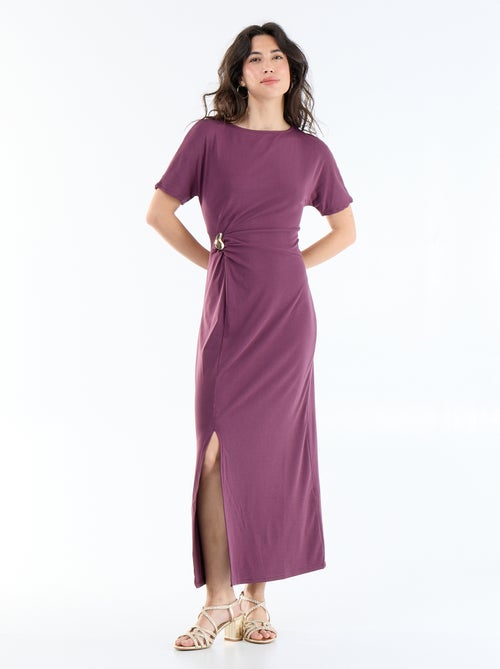 Long pleated dress with hammered gold brooch - Kiabi