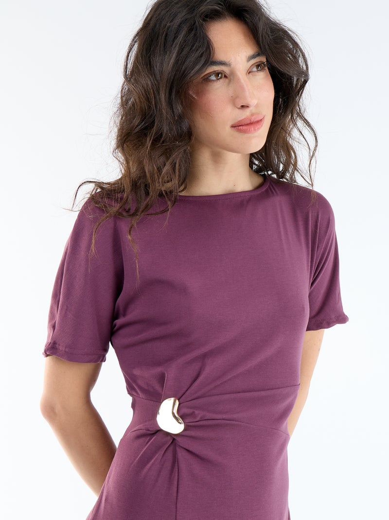 Long pleated dress with hammered gold brooch Purple - Kiabi
