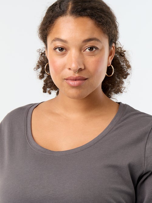 Long-sleeved round-neck T-shirt - Kiabi Long-sleeved round-neck T-shirt - Kiabi