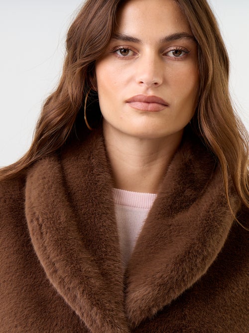 Manteau long en fausse fourrure - Kiabi