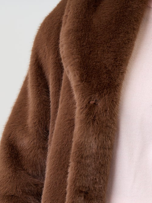 Manteau long en fausse fourrure - Kiabi