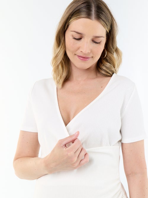 Maternity t-shirt with wrap neckline - Kiabi Maternity t-shirt with wrap neckline - Kiabi