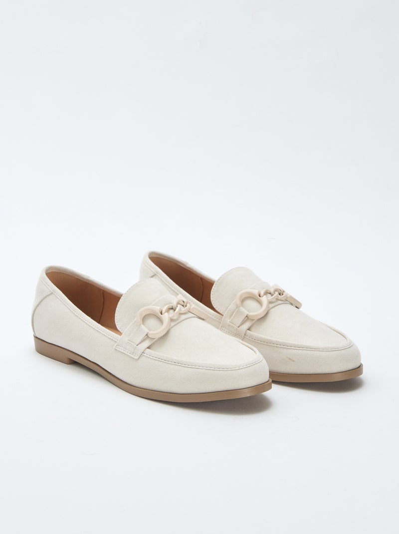 Mocassins type suédine avec bijou décoratif sur le dessus Beige - Kiabi