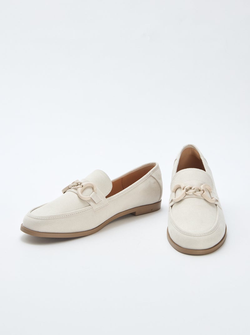 Mocassins type suédine avec bijou décoratif sur le dessus Beige - Kiabi