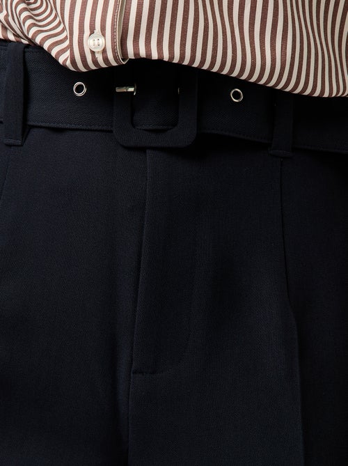 Pantalon carotte fluide avec ceinture à boucle - Kiabi