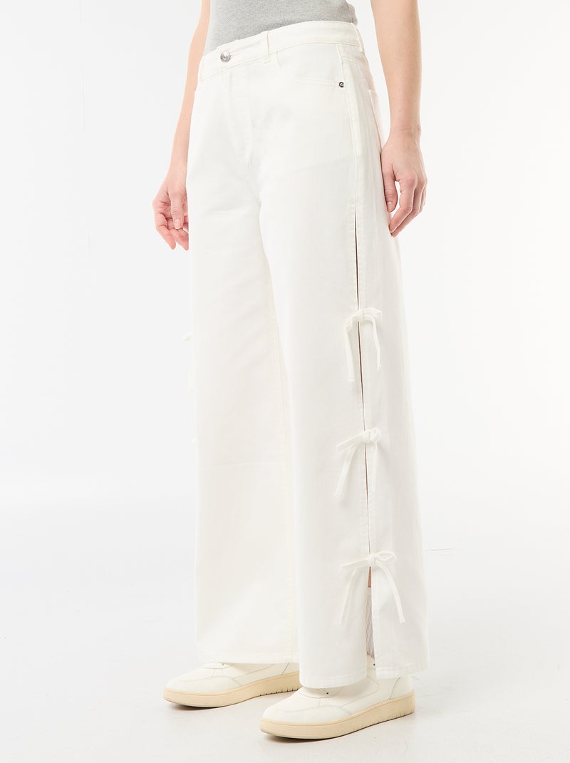 Pantalon en twill avec noeuds sur côtés Blanc - Kiabi