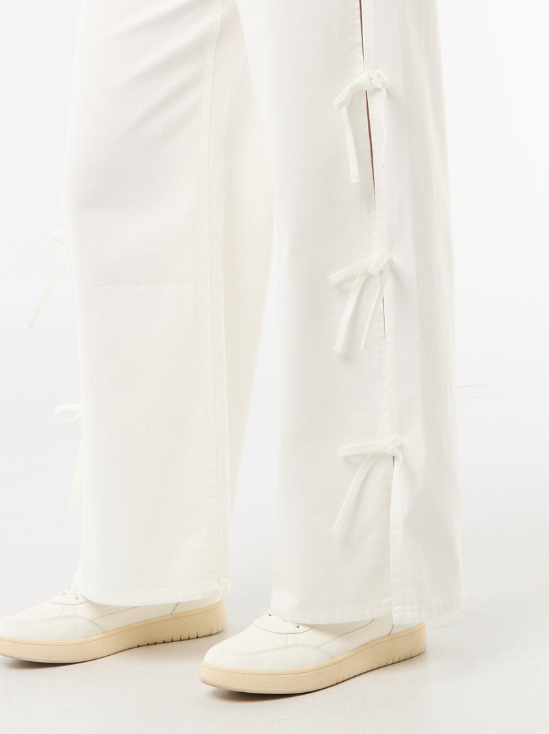Pantalon en twill avec noeuds sur côtés Blanc - Kiabi