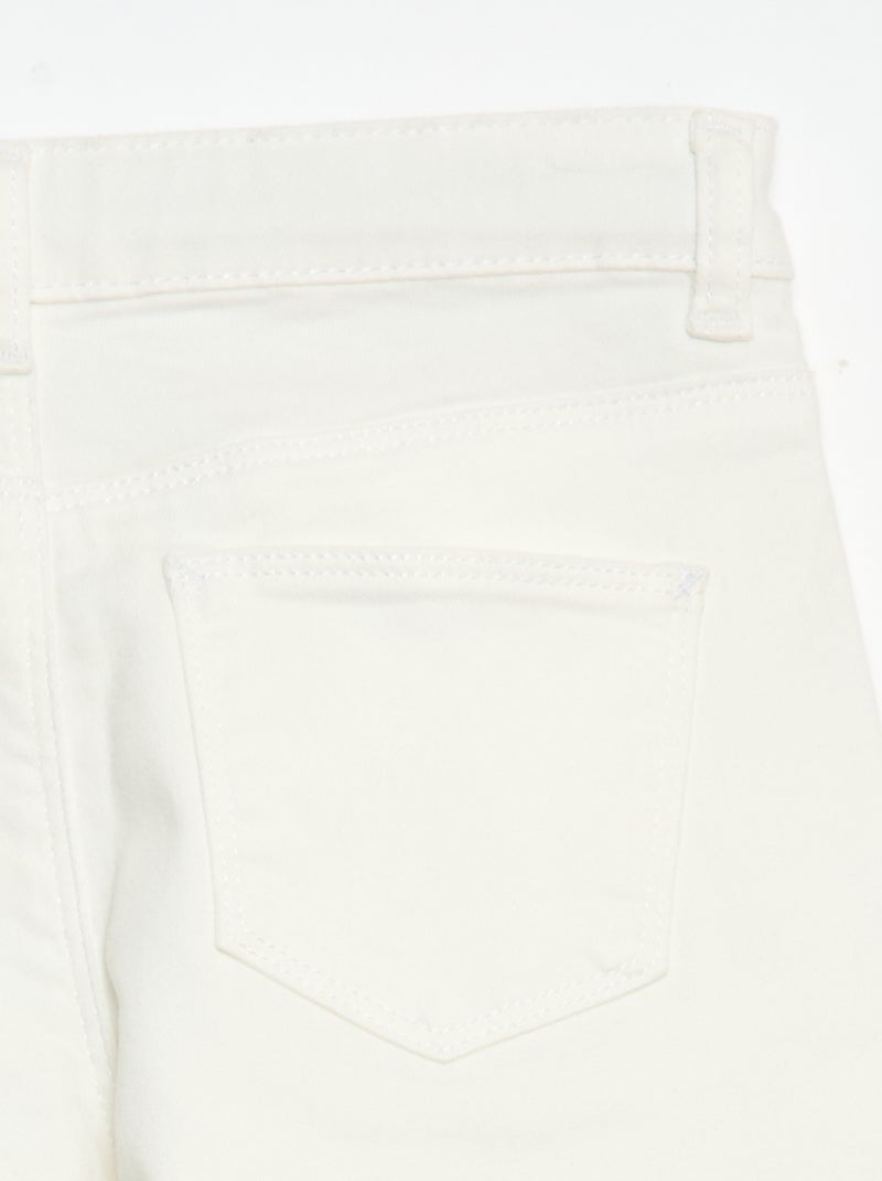 Pantalon en twill avec ouverture pressionnée - Coupe + confortable Blanc - Kiabi